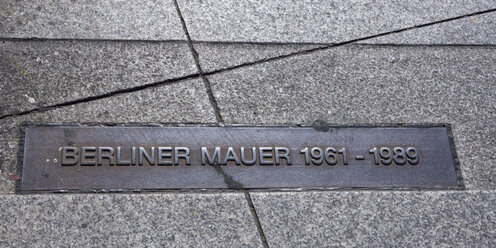 Deutschland, Berlin, Potsdamer Platz, ehemalige innerdeutsche Grenze, ehemaliger Verlauf der Berliner Mauer, Schild - WIF001039