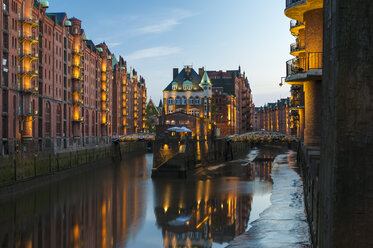 Germany, Hamburg, Wandrahmsfleet at Old Warehouse district - RJF000269