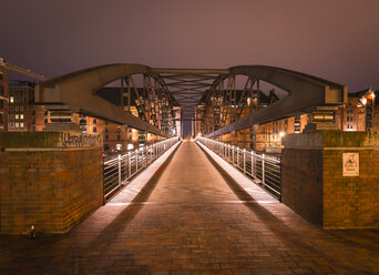 Germany, Hamburg, Kibbelsteg bridge at Old Warehouse District - RJF000273