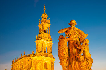 Deutschland, Sachsen, Dresden, Katholische Hofkirche und Figurengruppe - WGF000453