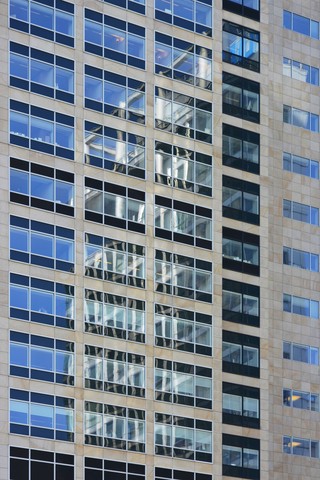 Spiegelungen auf der Fassade eines Bürohochhauses, Teilansicht, lizenzfreies Stockfoto