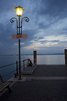 Italien, Venetien, Lazise, Hafen, Liegeplatz, Straßenbeleuchtung am Abend - YFF000231