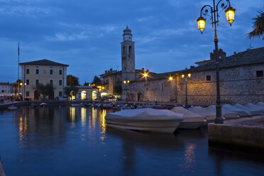 Italien, Venetien, Lazise, Hafen, Kirche San Nicolo, Blaue Stunde - YFF000232