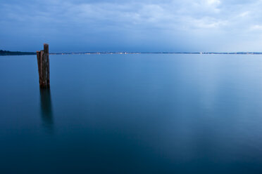 Italien, Venetien, Gardasee am Abend, Lazise im Hintergrund - YFF000233