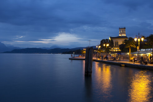 Italy, Veneto, Lazise, Lake Garda, Lazise, waterfront promenade, blue hour - YFF000235