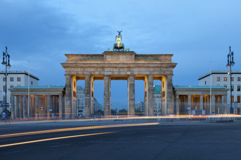 Deutschland, Berlin, Berlin-Mitte, Platz des 18. März, Brandenburger Tor am Abend - WIF001046