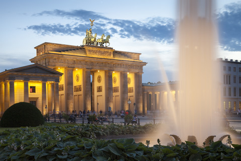 Deutschland, Berlin, Berlin-Mitte, Pariser Platz, Brandenburger Tor am Abend, lizenzfreies Stockfoto