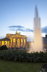 Deutschland, Berlin, Berlin-Mitte, Pariser Platz, Brandenburger Tor am Abend - WIF001048