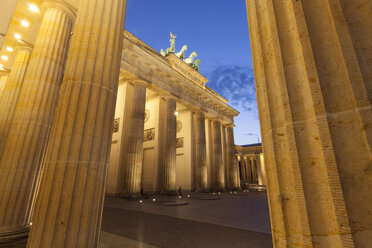 Deutschland, Berlin, Berlin-Mitte, Pariser Platz, Brandenburger Tor am Abend - WIF001049