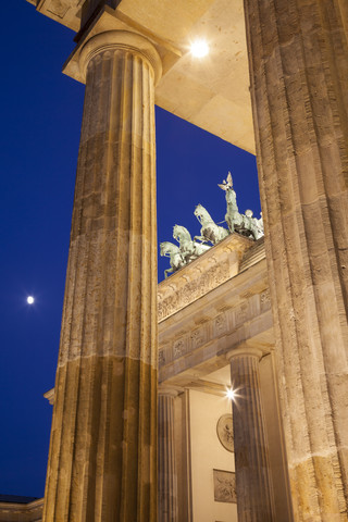 Deutschland, Berlin, Berlin-Mitte, Pariser Platz, Brandenburger Tor am Abend, lizenzfreies Stockfoto