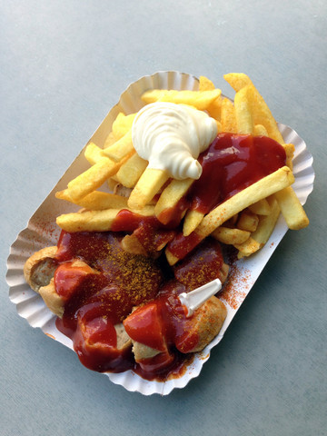 Deutschland, Berlin, Currywurst und Pommes frites mit Ketchup und Mayonnaise, lizenzfreies Stockfoto