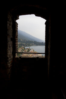 Italien, Venetien, Provinz Verona, Malcesine, Castello Scaligero, Blick vom Glockenturmfenster - YFF000237