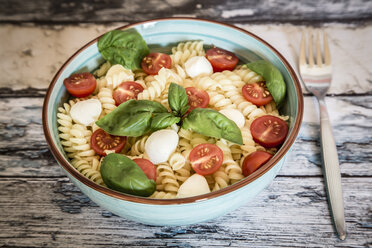 Bowl of noodle salad with tomatoes, mozzarella and basil - SARF000803