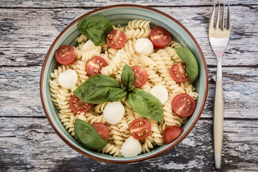 Bowl of noodle salad with tomatoes, mozzarella and basil - SARF000804