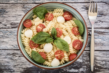 Schüssel mit Nudelsalat mit Tomaten, Mozzarella und Basilikum - SARF000804