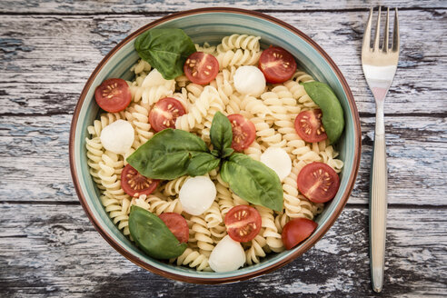 Schüssel mit Nudelsalat mit Tomaten, Mozzarella und Basilikum - SARF000804