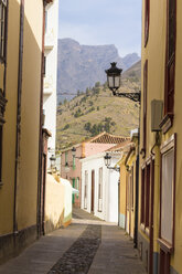 Spain, Canary Islands, La Palma, Alley in old town of Los Llanos - DWIF000193