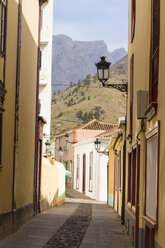 Spanien, Kanarische Inseln, La Palma, Gasse in der Altstadt von Los Llanos - DWIF000193