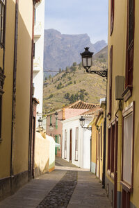 Spanien, Kanarische Inseln, La Palma, Gasse in der Altstadt von Los Llanos - DWIF000193