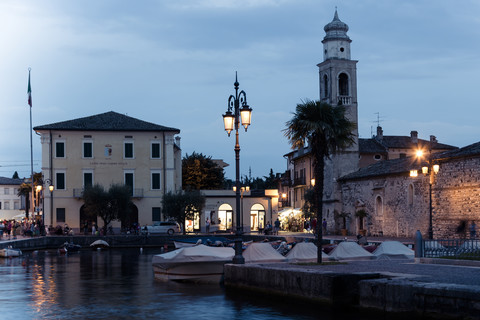 Italien, Gardasee, Lazise, Hafen und Kirche von Saint Nicolo zur blauen Stunde, lizenzfreies Stockfoto