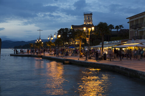Italien, Gardasee, Lazise, Uferpromenade zur blauen Stunde - SARF000817