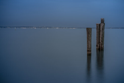 Italien, Lazise, Gardasee zur blauen Stunde - SARF000818