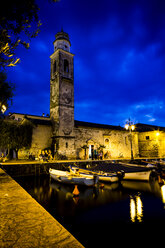 Italien, Gardasee, Lazise, Hafen und Kirche von Saint Nicolo zur blauen Stunde - SARF000845