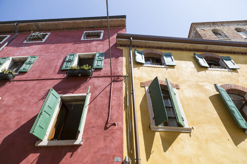 Italien, Gardasee, Lazise, bunte Häuserfronten - SARF000825