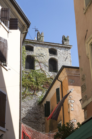 Italien, Gardasee, Häuser in Garda, lizenzfreies Stockfoto
