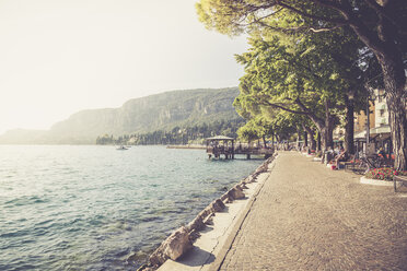 Italien, Gardasee, Garda, Uferpromenade - SARF000828