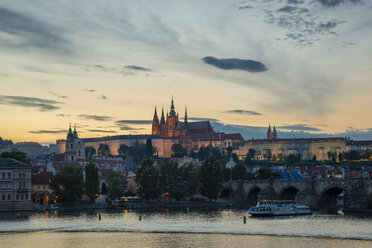 Tschechische Republik, Prag, Burg Hradschin und Veitsdom mit Moldau und Karlsbrücke bei Sonnenuntergang - WGF000455