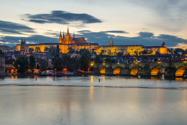 Tschechische Republik, Prag, Burg Hradschin und Veitsdom mit Moldau und Karlsbrücke bei Sonnenuntergang - WG000456