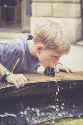 Italy, Verona, boy drinking from well - SARF000846