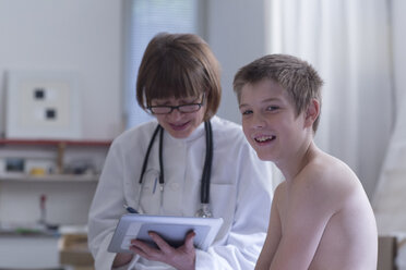 Smiling boy in medical practice - SGF000842