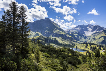 Österreich, Vorarlberg, Berglandschaft und Koerbersee - STSF000508