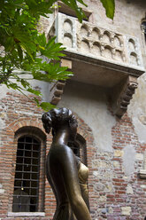 Italien, Venetien, Verona, Statue von Julia Capulet und Haus mit Balkon - YFF000243