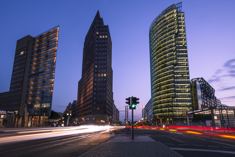 Deutschland, Berlin, Berlin-Mitte, Potsdamer Platz, Bahntower und Straßenverkehr am Abend, lizenzfreies Stockfoto