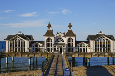 Deutschland, Mecklenburg-Vorpommern, Rügen, Sellin, Sellin Pier - MABF000243