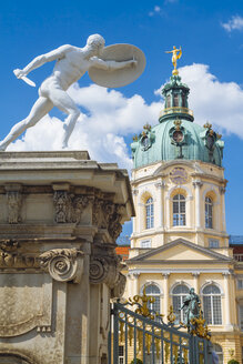 Deutschland, Berlin, Statue am Schloss Charlottenburg - KRP001107