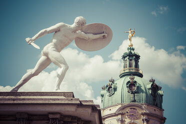 Deutschland, Berlin, Statue am Schloss Charlottenburg - KRP001108