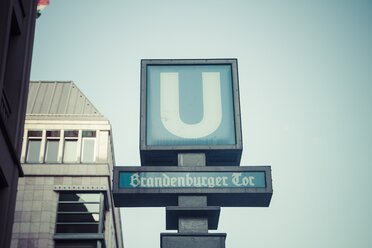 Deutschland, Berlin, U-Bahn-Schild, Brandenburger Tor - KRPF001115