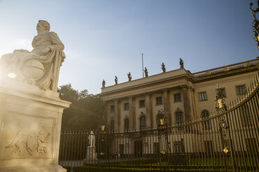 Deutschland, Berlin, Berlin-Mitte, Humboldt-Universität, Statue Alexander von Humboldt - KRPF001117