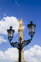 Germany, Berlin, Berlin-Tiergarten, Great Star, Berlin Victory Column and street lamp - KRPF001119
