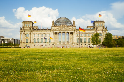 Deutschland, Berlin, Berlin-Tiergarten, Reichstagsgebäude - KRPF001121