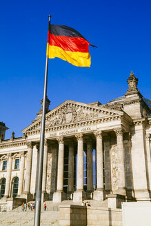Deutschland, Berlin, Berlin-Tiergarten, Reichstagsgebäude, deutsche Flagge - KRPF001124