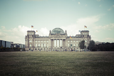 Deutschland, Berlin, Berlin-Tiergarten, Reichstagsgebäude - KRP001128