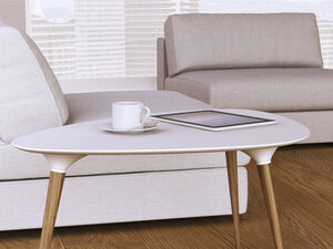 Tisch mit Tasse und digitaler Tafel, 3D-Rendering - UWF000177