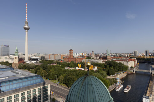 Deutschland, Berlin, Blick vom Berliner Dom zum Berliner Fernsehturm am Alexanderplatz, Rotes Rathaus, Nikolaikirche und Spree - WIF001052