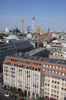 Deutschland, Berlin, Berlin-Mitte, Gendarmenmarkt, Blick auf Berliner Dom, Berliner Fernsehturm und Rotes Rathaus - WIF001058