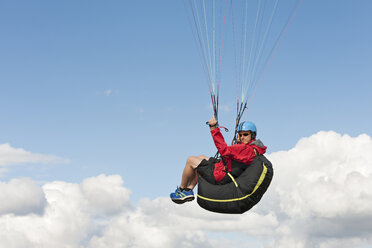 Paraglider in der Luft - LAF001039